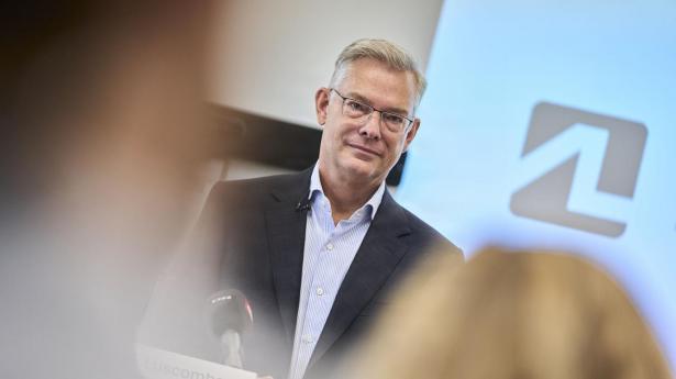 Mark Luscombe, administrerende direktør i AL Sydbank, mener, der er flere årsager til, at medarbejdertallet er faldet.