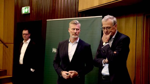 Afgående bestyrelsesforperson Claus V. Hemmingsen (t.h.) flankeret af adm. direktør i Huscompagniet Martin Ravn-Nielsen og finansdirektør Allan Auning-Hansen under torsdagens generalforsamling.