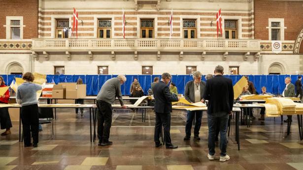 Stemmerne tælles op under valgnatten på Københavns Rådhus natten til onsdag den 19. november.
