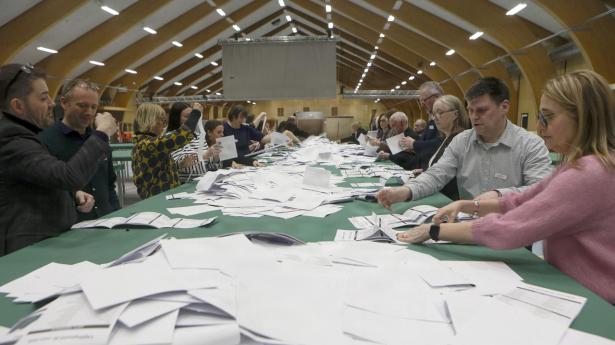 Det tog knap fire timer at tælle alle stemmer ved det færøske valg op. Det konservative parti Fólkaflokkurin blev det største parti. 