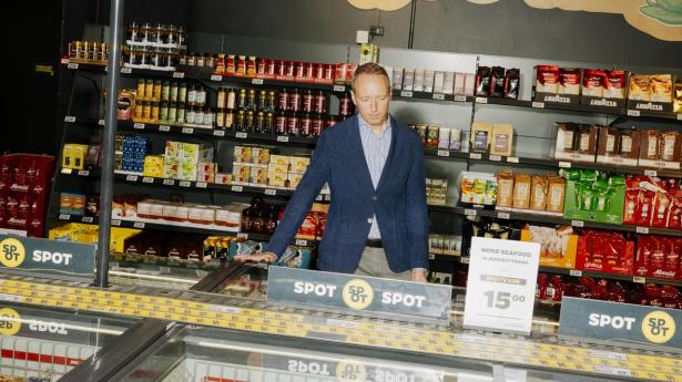 Salling Groups topchef, Anders Hagh, fortæller, at koncernen har ændret sin tankegang om udlandet, så den nu skal fylde mindst lige så meget i koncernen som Danmark.