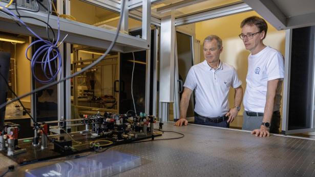 Kurt Stokbro (t.v.), der er adm. direktør i Quantum Sparrow, sammen med virksomhedens stifter, Peter Lodahl