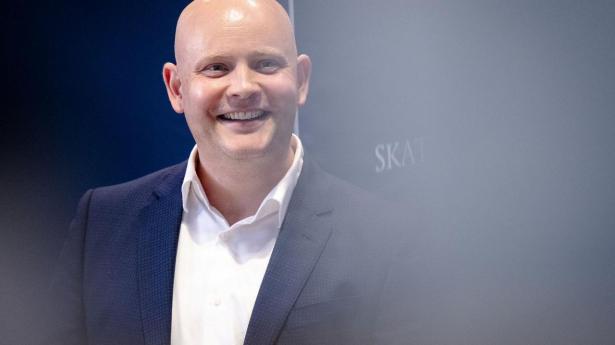 Skatte- og vækstminister Jakob Engel-Schmidt (M) fandt det brede smil frem, da han præsenterede regeringens økonomiske prognose torsdag eftermiddag