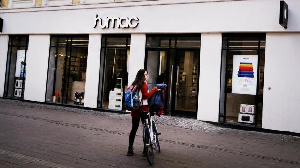 Humac-butikkerne lukkede, efter selskabet bag gik i rekonstruktion den 13. august. Men nu genåbner halvdelen af butikkerne.