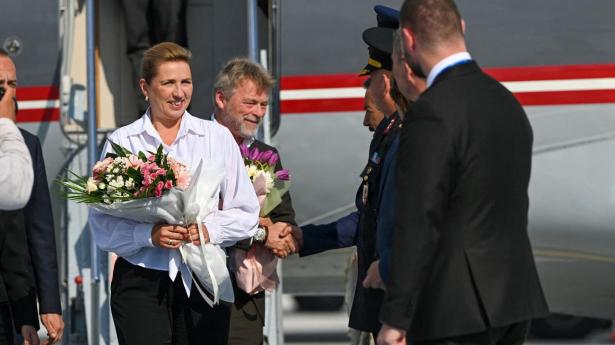 Statsminister Mette Frederiksen (S) ankom tirsdag sammen med sin mand Bo Tengberg til til Esenboga lufthavnen for at deltage i Nato-topmødet i Ankara. 