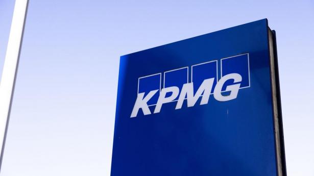 KPMG er det firma blandt Big Four, som i klart højest grad efterspørger AI-kompetencer i jobopslagene. Helt præcist i 9,6 pct. af tilfældene, mens det blot er i 3,2 pct. af jobopslagene hos EY.
