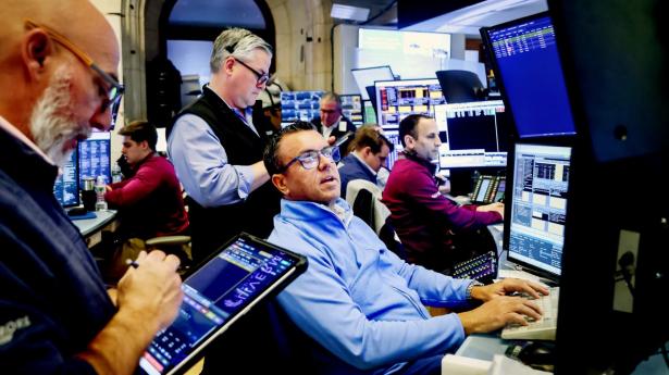 Aktiehandlere i aktion på New York Stock Exchange. Det amerikanske eliteindeks S&P 500 har sat rekorder trods oliekrise og stigende inflation og renter.