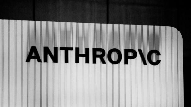 Anthropic kæmper indædt om markedsandele mod rivalen Open AI, og samtidig er den fremadstormende it-komet endt i slagsmål med Pentagon.