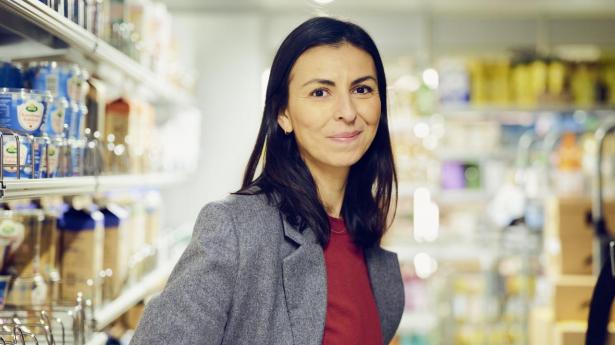 Mariam Sommerfeldt Skovfoged har altid set det som en dyd at komme meget rundt i sine virksomheders dagligdagsaktiviteter – hvad enten det har været i et SAS-cockpit, en af Dagrofas butikker eller hos Arlas landmænd.