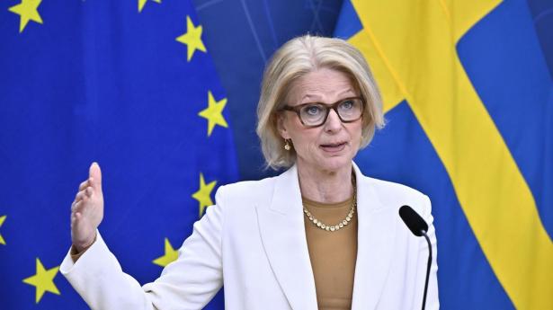 Sveriges finansminister, Elisabeth Svantesson, præsenterer regeringens halvering af momsen på mad, der gælder fra den 1. april.