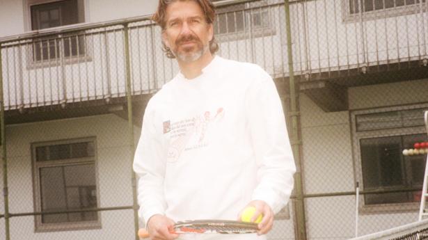 Nikolaj Koppel på Mercur Hotel ved Vesterport i København, hvor en af landets mest særegne tennisbaner ligger, i sin tid anlagt af Simon Spies.