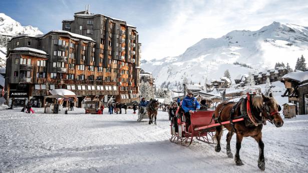 En kanetur er den eneste måde at blive fragtet rundt på i Avoriaz. Biler har ingen adgang. Foto: Jeff Pachoud/AFP/Ritzau Scanpix