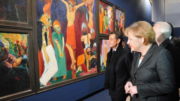 Indtil for nylig havde Angela Merkel to værker af Emil Nolde hængende på sit kontor. Dem fjernede hun i kølvandet på nazistdiskussionen omkring Nolde. Før det besøgte hun bl.a. en Nolde-udstilling med Nicolas Sarkozy. Arkivfoto: Eric Feferberg/Ritzau Scanpix