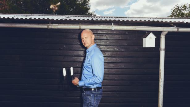 Henrik Nielsen fik pludselig røde tal bundlinjen i By Lassen, men isoleret set går det fremad med salget af eksklusive møbler og Kubus-lysestager deesignet af arkitektbrødrene Lassen. Foto : Thomas Nielsen