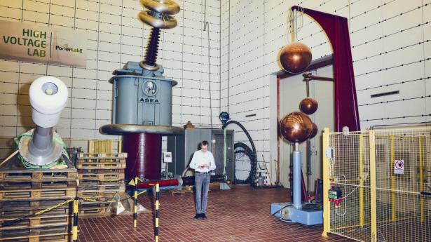Leder af DTU’s Center for El og Energi, Jacob Østergaard, i laboratoriet, hvor der kan laves højspænding og lyn. Ifølge ham bør energisystemet styres digitalt som led i den grønne omstilling. Foto: Thomas Nielsen
