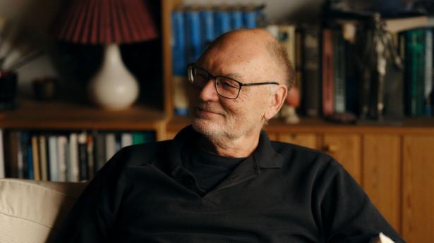 Leif Davidsen har arbejdet som udenlandsjournalist i 20 år, fra 1984-1988 var han DR’s korrespondent i Moskva. “Selv til sidst, når jeg stod et sted i verden og tænkte: Det er utroligt, at de betaler mig for at stå her, lurede tanken om, at de ville ringe om lidt og sige: Nej, du skal selv betale for det.”
