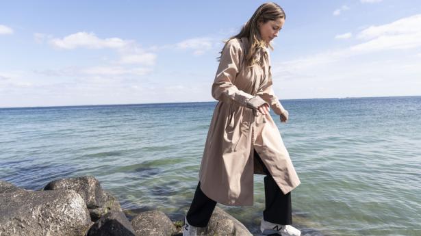 Mathilde Gøhler går ofte ture langs vandet med sin datter, Kenya. Her kigger de efter krabber i vandkanten.  Foto: Sophie Voisin