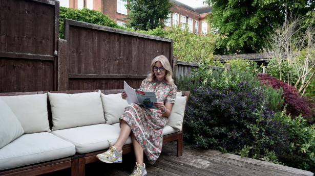Helle Thorning-Schmidt har i coronatiden fået mere tid til at fordybe sig i de mange aviser og magasiner, hun og hendes mand abonnerer på. Foto: Mary Turner