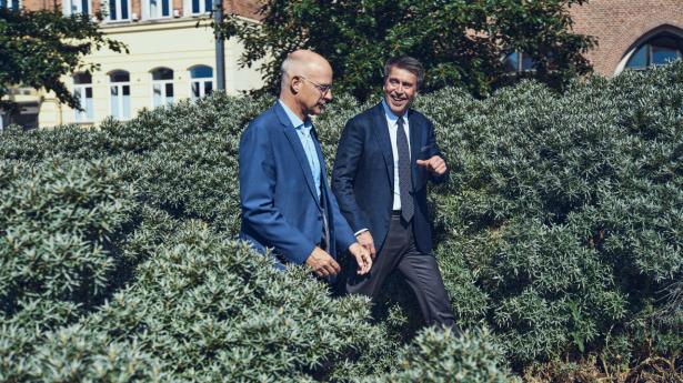 Stephan Christgau i lyseblå jakke og Andreas Segerros i den mørke jakke er to af tre partnere, der har stiftet venturefonden Eir Ventures. Foto: Thomas Nielsen