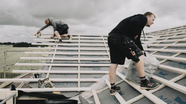 Søren Raaholdt blev fyret fra sit job som tømrer under corona. Det blev skubbet ud i en tilværelse som selvstændig, og efter tre uger er ordrebogen i Raaholdt Byg fyldt op. Foto: Tobias Nicolai