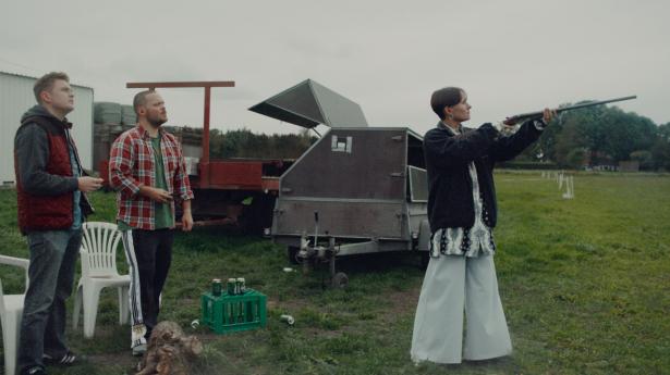 Irina (tidligere Laura) i skikkelse af Rosalinde Mynster kan stadig håndtere et gevær, selvom hun nu er en del af den kreative klasse i København. Det viser hun, da hun kommer hjem til brormands bryllup i “Hvor kragerne vender”. PR-foto