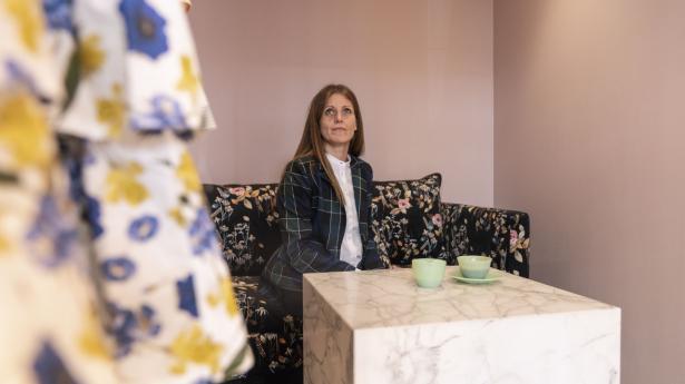 Coronakrisen har betydet, at fysiske butikker har arbejdet med nye måder at nå kunderne på, som kan præge vores shopping fremover. Baum und Pferdgarten har indført én-til-én-shopping, hvor kunder som Mette de Nully (billedet) kan komme uden for åbningstid og få personlig vejledning af en af butikkens ekspedienter, som på forhånd har hængt tøj frem i prøverummet. En service, butikken fortsætter med. Foto: Sophie Voisin