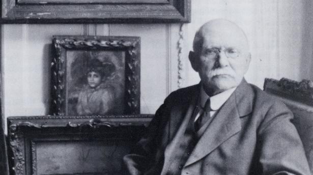 Tetzen-Lund var i sine 60’ere, da han fik en verdenssamling. For småpenge. Bag ham bl.a. Picasso. Privatfoto fra ca. 1920.