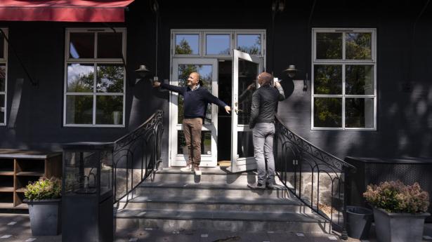 På Skovridderkroen mødes alle afdelingsledere i Mash for at drøfte, hvordan de kan genåbne, selvom de ikke har fået klare retningslinjer. Foto: Sophie Voisin