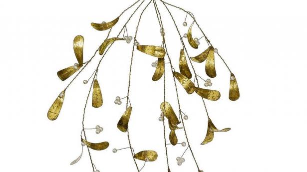 Så skal der kysses – under denne store mistelten, der kan bruges år efter år og hænges på dør, i dør, i vindue eller andre steder, hvor der er trutmunde i farvandet. Golden Hanging Mistletoe, Bungalow, 350 kr. bungalow.dk