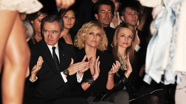 T.v. ses Bernard Arnault, topchef hos LVMH, til Dior-show i Paris. Arkivfoto: Briquet-Guibbaud-Nebinger-Orban/Shutterstock/Ritzau Scanpix