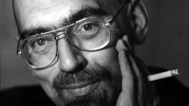 “Lad os i det mindste møde katastrofen med stramt knyttet slips,” som Dan Turèll selv sagde. Og neglelak, naturligvis.