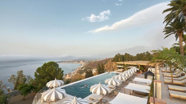 Ser poolen bekendt ud? Det er nok, fordi en del af dramaet i sæson to af tv-serien “The White Lotus” blev optaget på hotellet San Domenico Palace på Sicilien.