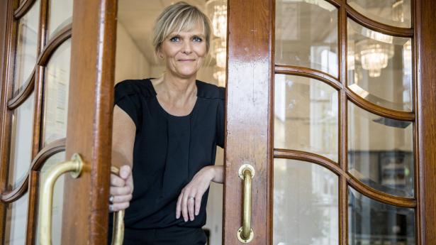 Gitte Artby har brugt en del tid og penge på at lede efter tidstypisk inventar til sit hotel, eksempelv glasdørene. Meget af hotellets oprindelige udstyr og endda hotellets originale navn er blevet solgt fra af skiftende ejere. Foto: Nikolaj Linares.
