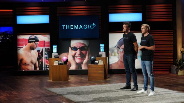 Rasmus Barfred (t.h.) og Bo Haaber fra The Magic 5 i “Shark Tank”. Foto: ABC/Christopher Willard