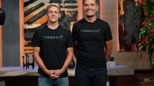 Rasmus Barfred (t.v.) og Bo Haaber (t.h.) stiftede sammen med Niklas Hedegaard The Magic 5 i 2017. Fredag aften hentede de 1 mio. dollar fra investorerne Robert Herjavic og Mark Cuban i tv-programmet “Shark Tank” på ABC. Foto: ABC/Christopher Willard