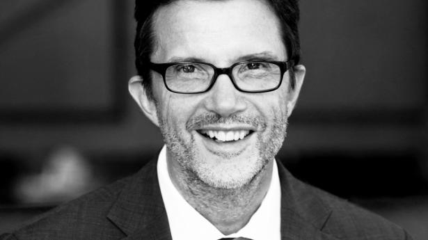 Når traditionelle virksomheder skal vælge, om de vil samarbejde med en digital platform, står de over for store fordele og risici. Professor Felix Oberholzer-Gee fra Harvard Business School giver et bud på, hvordan man bør håndtere et samarbejde. PR-foto