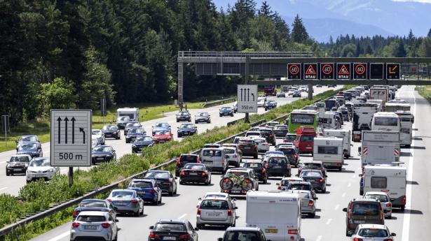 Vær opmærksom på de forskellige landes coronaregler, når du f.eks. tager på bilferie via den tyske autobahn. Arkivfoto: Matthias Balk/AP/Ritzau Scanpix