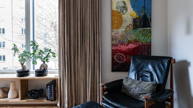 Den underjordiske garage med gennemgående vinopbevaring og pejs. Vintagekeeping har skræddersyet vinopbevaringen, og højtaleren på væggen er fra B&O. S-Works-cykel står klar til næste tur.