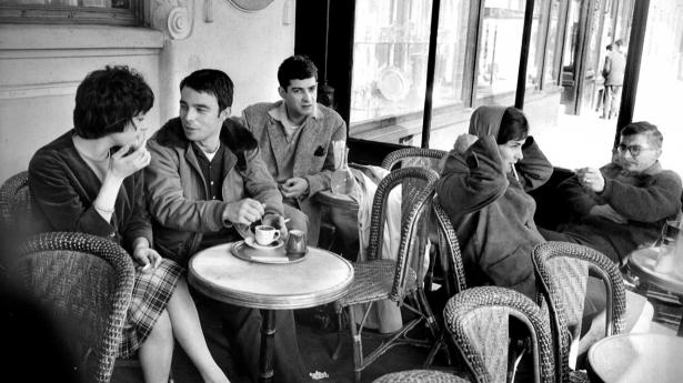 Stamcaféen er en fransk institution. Måske fordi en Espresso kun koster 1 euro, hvis man, modsat selskabet på billedet, tager den i baren. Arkivfoto: Studio Lipnitzki/Ritzau Scanpix