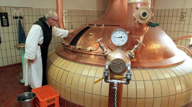 Munken Pierre Alain i færd med at brygge trappist-øl på bryggeriet Orval i Belgien. Arkivfoto: Ritzau Scanpix