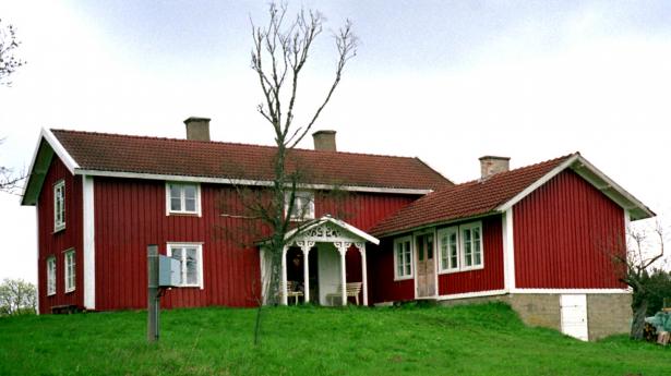 Svenske boliger er styrtdykket i pris på kort tid. Renterne stiger voldsomt, og de fleste svenskere har kun bundet deres rente tre måneder ad gangen. Foto: Allan Lundgren/Ritzau Scanpix