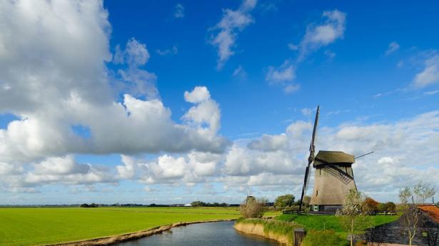 Et typisk, hollandsk polder-landskab med lavt land og møller. Det har også lagt navn til en økonomisk samarbejdsmodel, som SAS’ nye topchef er inspireret af. Foto: Tomtom