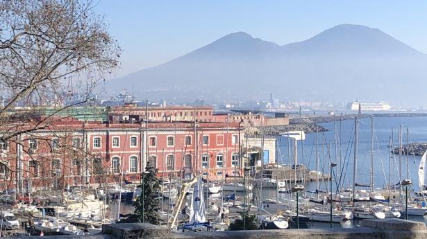 Mellem vulkanen Vesuv og Det Tyrrhenske Hav ligger Napoli og venter på at udforsket. Foto: Noa Agnete Metz