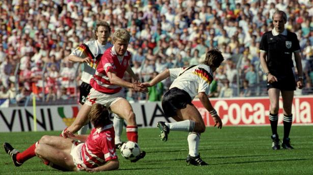 Vesttyskland-Danmark (2-0), EM 1988. Lothar Matthäus smutter fra Ivan Nielsen (liggende) og Morten Olsen. Foto: Ritzau Scanpix