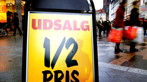 Foreløbig er juleudsalget udskudt – men de mange varer i butikkerne skal sælges senere, og butikkerne kan blive tvunget til at sætte priserne langt ned, mener modetopchef. Arkiv: Linda Kastrup/Ritzau Scanpix