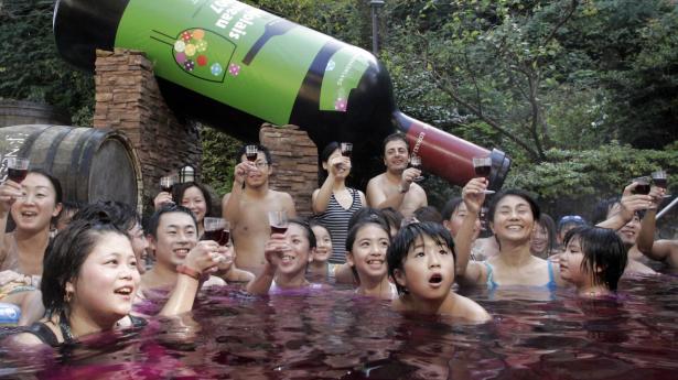 I Japan kan man få et "Beaujolais Nouveau bath" på Hakone spa resort i Tokyo, hvor dette foto blev taget i 2007. Den unge beaujolais har skræmt mange vindrikkere bort i tidens løb, og ugens anbefalede vine er en helt anden historie. Foto: Staff/Reuters/Ritzau Scanpix