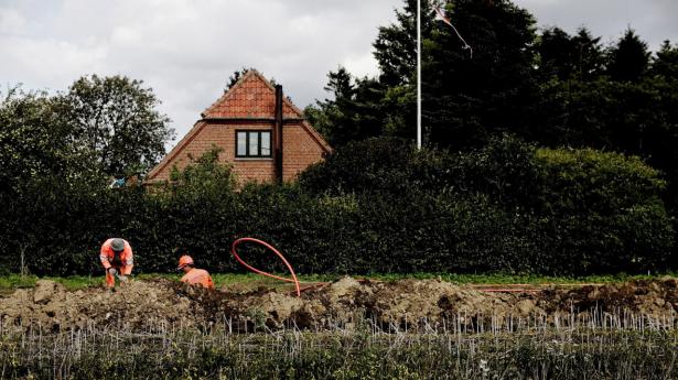De danske forbrugere, der bl.a. får strøm gennem nedgravede kabler, har de seneste år klaget langt mere end tidligere over flere elselskabers metoder til Forbrugerombudsmanden. Arkivfoto: Steven Achiam