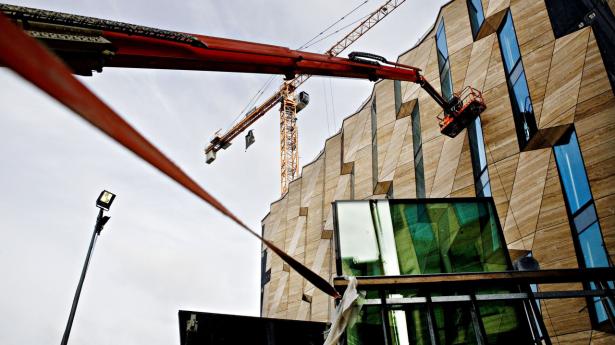 Træ skal i højere grad anvendes i byggeriet, mener interesseorganisation. På byggeriet af Tuborg Ejendomme ligner facaden træ, men er lavet sten. Arkivfoto: Steven Achiam