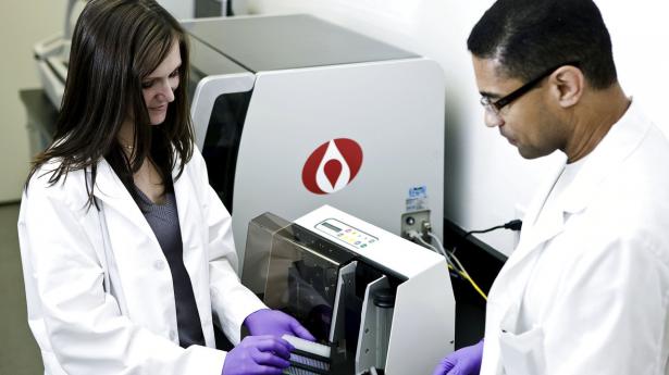 Dako-ansatte ved selskabets danske faciliteter i Glostrup uden for København. PR-foto