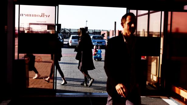 Danske forbrugere på vej ind og ud af Fields shoppingcenter i København. Lige nu stiger danskernes løn mere end priserne, viser nye tal. Arkivfoto: Thomas Nielsen